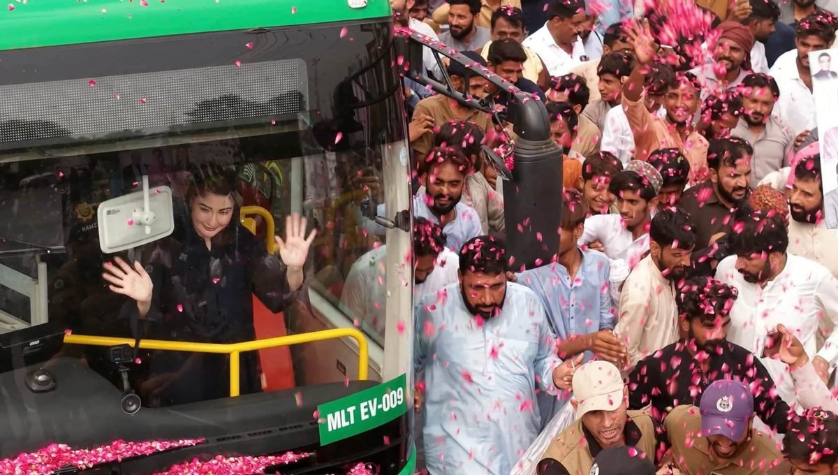 aqeelansari216's tweet photo. Punjab Chief Minister @MaryamNSharif arrived in Multan and inaugurated the Multan Electrobus Service

Chief Minister Maryam Nawaz Sharif boarded an electric bus from the e-bus stop established at Agro Mall , Shujaabad Road and received a grand public welcome https://t.co/gLL5NXEtZJ