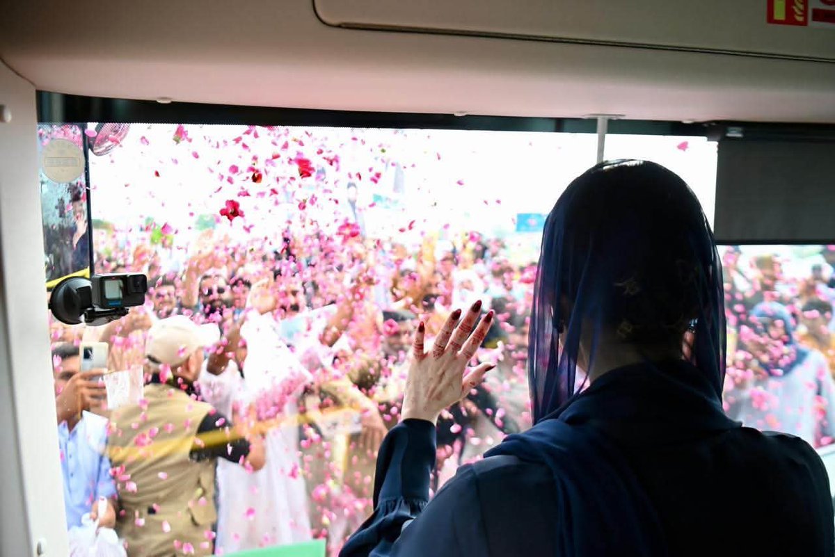 aqeelansari216's tweet photo. Punjab Chief Minister @MaryamNSharif arrived in Multan and inaugurated the Multan Electrobus Service

Chief Minister Maryam Nawaz Sharif boarded an electric bus from the e-bus stop established at Agro Mall , Shujaabad Road and received a grand public welcome https://t.co/gLL5NXEtZJ