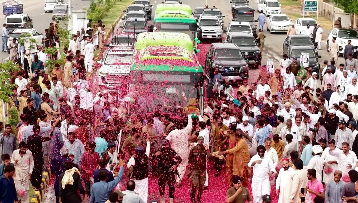 aqeelansari216's tweet photo. Thousands of children , youth , students and elders came out onto the road to welcome Chief Minister Maryam Nawaz Sharif

Thousands of kilograms of rose petals were showered on Chief Minister @MaryamNSharif Maryam Nawaz Sharif’s vehicle https://t.co/psqNWFh4Ar