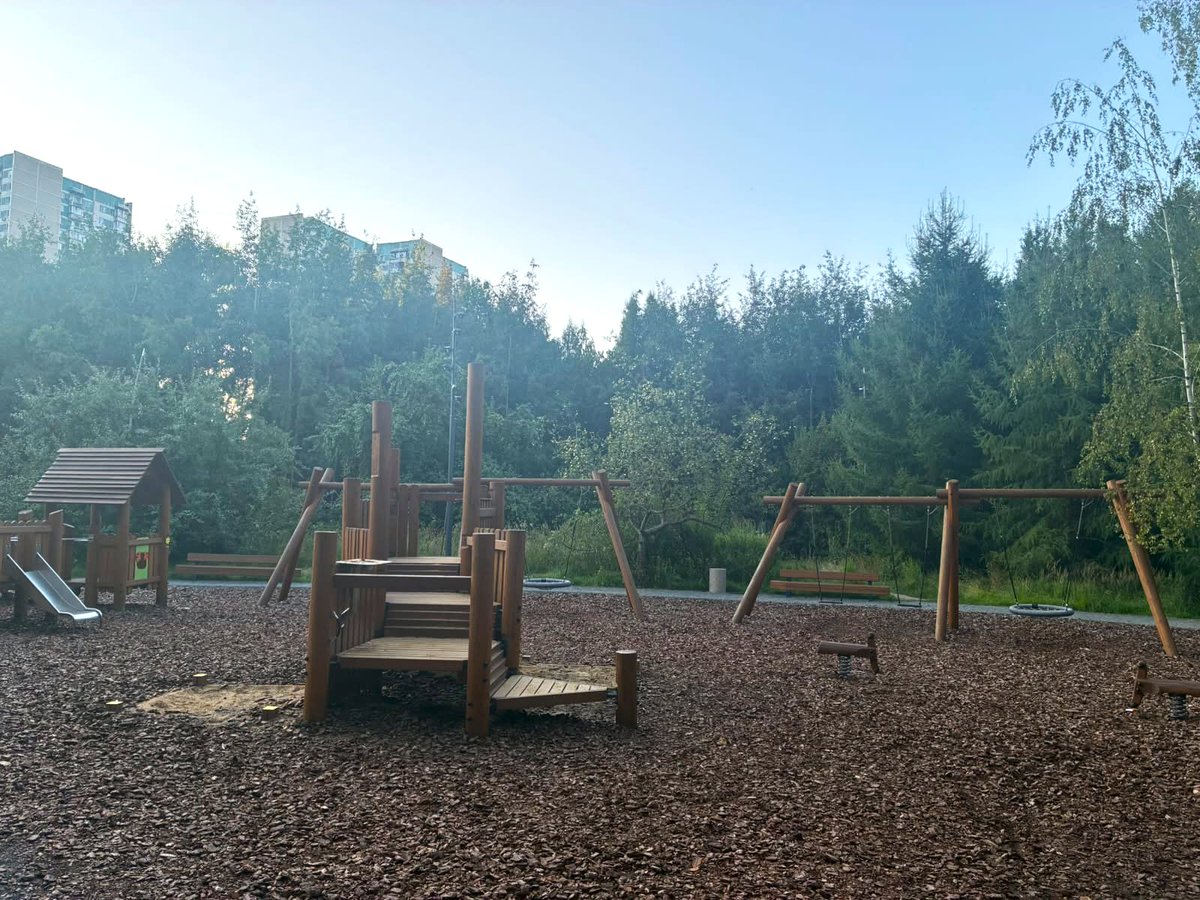 ENinternatio's tweet photo. モスクワ西部にあるクリラツキエ・ホルミ公園

丘や木々が広がる自然豊かなエリアで、現在はリニューアルが進められています。整備されたエリアはすでに開放され、散策路や遊び場、休憩スペースなどがあります。

都会の喧騒を離れて、自然の中でゆっくり過ごせる場所です。

#モスクワ #ロシア #散歩 https://t.co/tv6OC0EKmG
