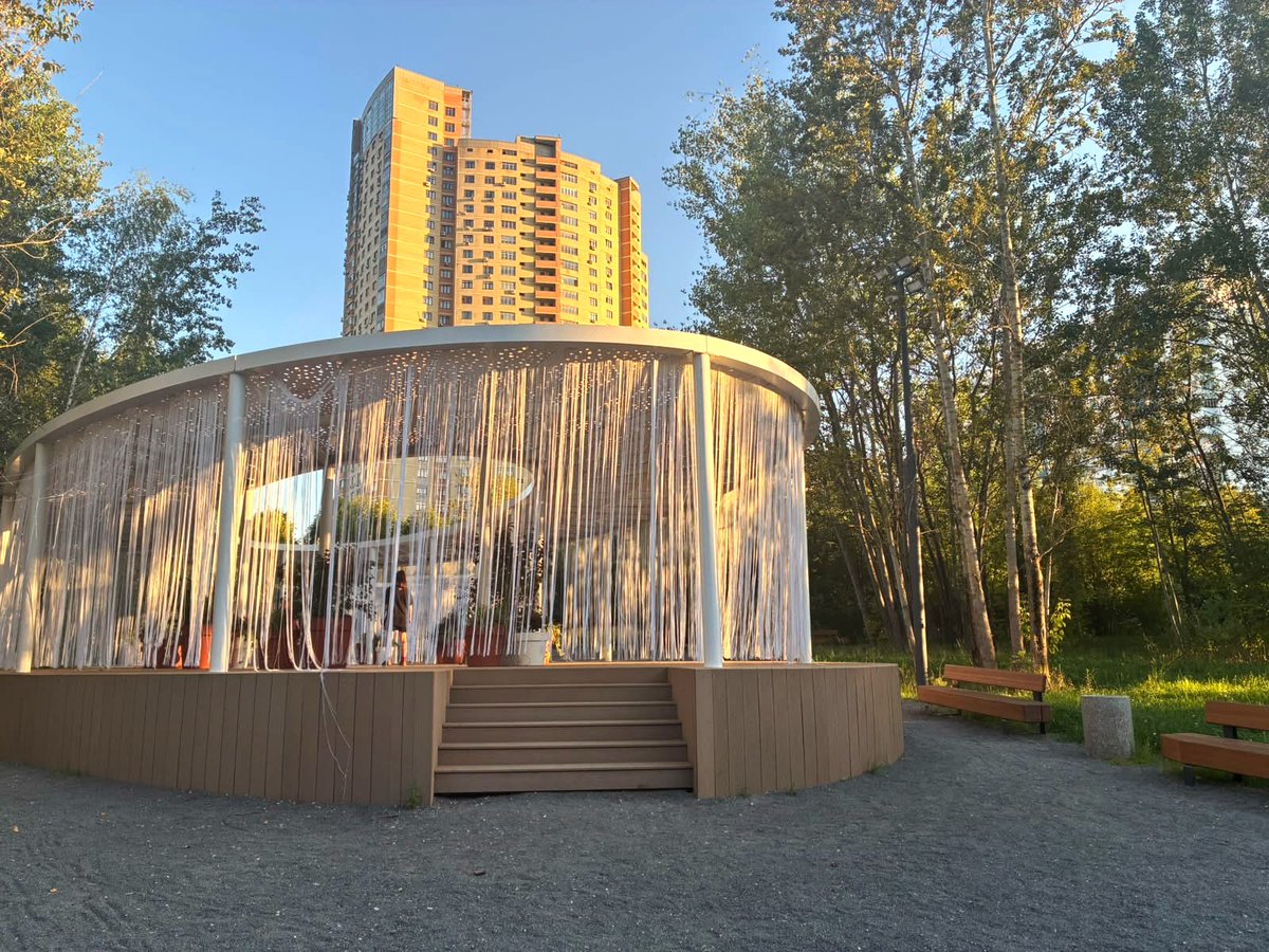 ENinternatio's tweet photo. モスクワ西部にあるクリラツキエ・ホルミ公園

丘や木々が広がる自然豊かなエリアで、現在はリニューアルが進められています。整備されたエリアはすでに開放され、散策路や遊び場、休憩スペースなどがあります。

都会の喧騒を離れて、自然の中でゆっくり過ごせる場所です。

#モスクワ #ロシア #散歩 https://t.co/tv6OC0EKmG