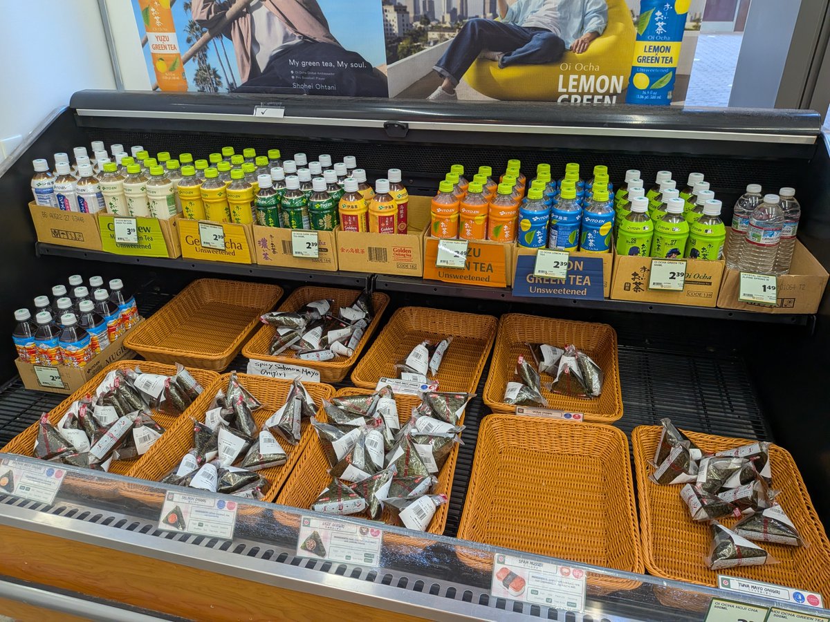 canard0328's tweet photo. 日本のもの何でも手に入るな https://t.co/YYJNGx44M6