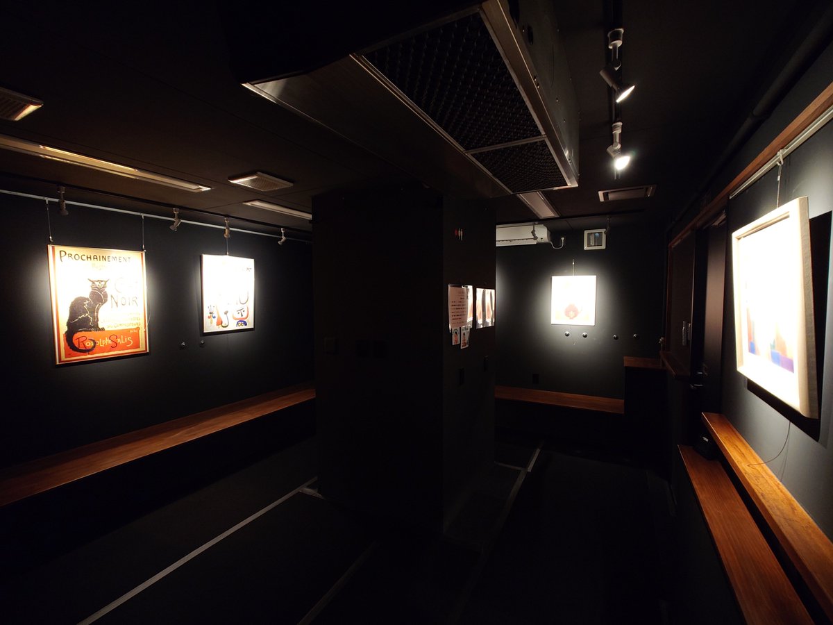 GalleryAkkey's tweet photo. 早速部屋を暗室にしてピクチャーライトを使ってみました！
スマホのカメラでどこまで雰囲気伝わってるかわかりませんが、暗室の中、絵画が浮かび上がる素敵な空間ができました。

1階Bスペースではこういった暗所での撮影も映えます https://t.co/Lqchgm2e6V