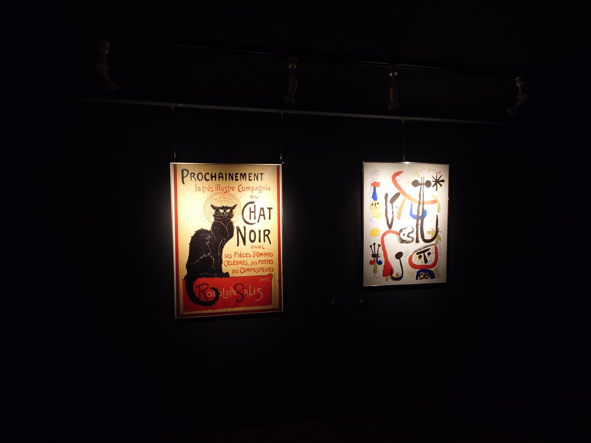 GalleryAkkey's tweet photo. 早速部屋を暗室にしてピクチャーライトを使ってみました！
スマホのカメラでどこまで雰囲気伝わってるかわかりませんが、暗室の中、絵画が浮かび上がる素敵な空間ができました。

1階Bスペースではこういった暗所での撮影も映えます https://t.co/Lqchgm2e6V