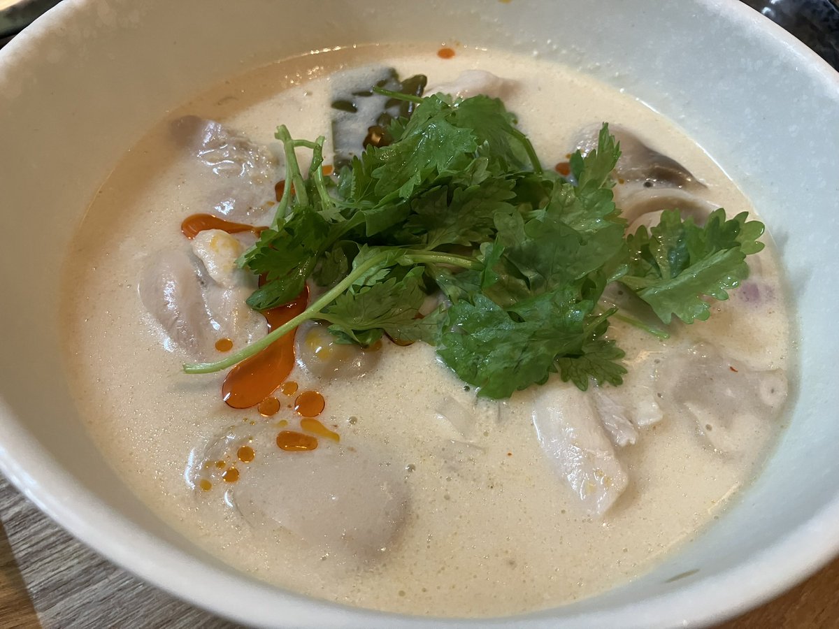 parburn's tweet photo. ココナッツミルクのスープにフォー入れると。。ワオ！！ココナッツミルクは本当に本当に、食わず嫌いが多いです。まず色んな物に入ってるし、分からないで食べてますからね。嫌いと言いながらタイカレー食べてる人もいましたね🤣先入観は持つと損ばかりします。#パーバーン #トムカーガイ https://t.co/fwoFVPxbML