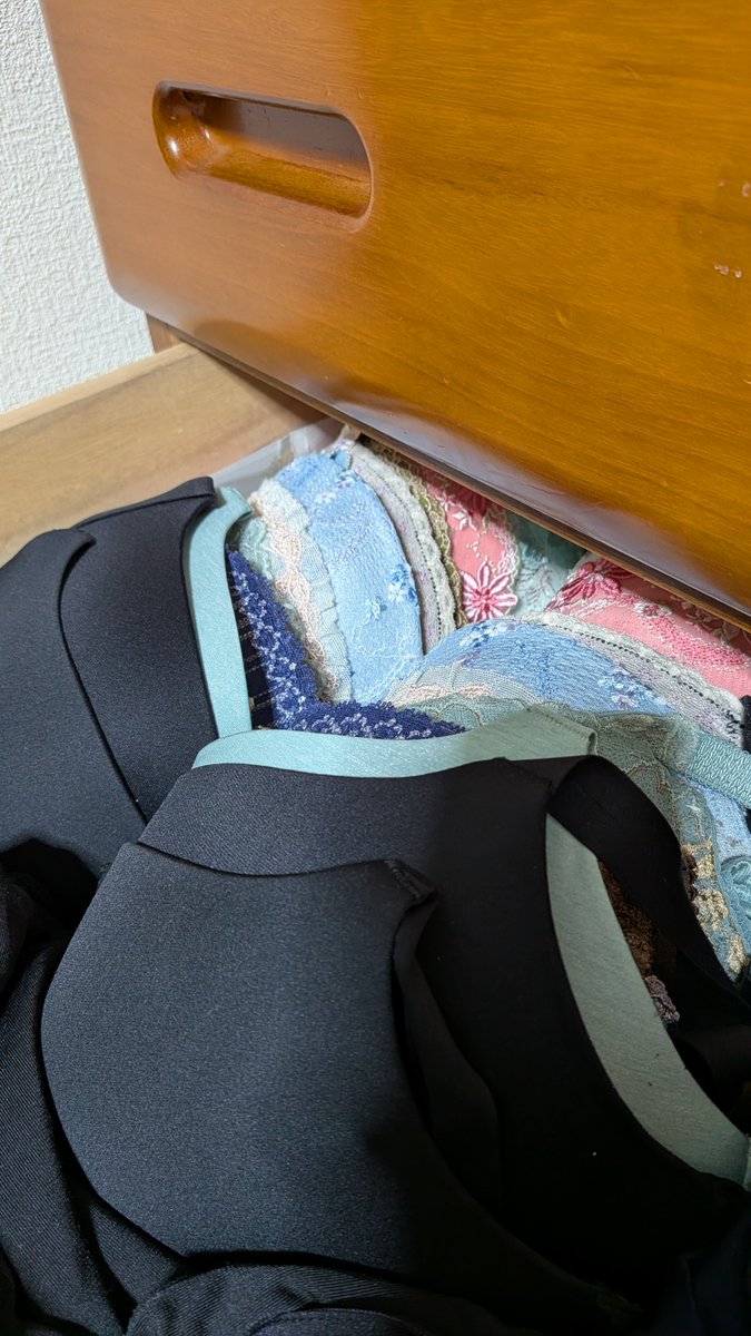 DSK28183263's tweet photo. 妻は妊娠してから、腹巻ショーツとカップ付きインナーしか着なくなり、ブラやパンティは履かなくなりました。
記録として1枚ずつ写真に残しておこうかな。
#妻晒し　#嫁晒し　#NTR https://t.co/lYhqhh7nxF