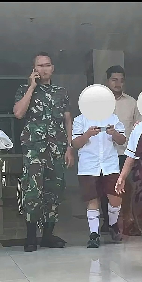 sosmedkeras's tweet photo. Keren banget sih ini Penabur Interculturual School, berani mengeluarkan murid yg merupakan pelaku bullying dengan prosedur yg tepat. Background anak ini gak kaleng-kaleng loh, dia yg salah tapi ke sekolah dia yg dijaga tentara 🤣🤣🤣 Masih di area sekolah aja malah main game. 

Kabarnya sekolah elite lainnya juga MENOLAK menerima anak ini karena bekas pelaku bullying. Semoga hal-hal seperti ini dinormalisasi!￼