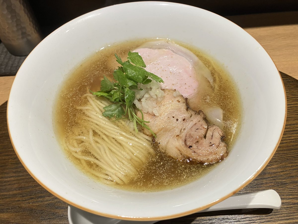 hirobuchiii's tweet photo. らぁ麺や嶋@西新宿

●らぁ麺白醤油＋ぶどう山椒
出汁の効いた旨みのスープに爽やかなぶどう山椒

●雲呑らぁ麺醤油
旨みの奥深いスープに、
チャーシューから脂分溶け出し、燻製の香りも加わり、
レンゲですくう所によって味が変わる、味変ギミック❤️

おいしゅうございました🙇🏻‍♂️

#らぁ麺や嶋 https://t.co/RWEvYbenKG