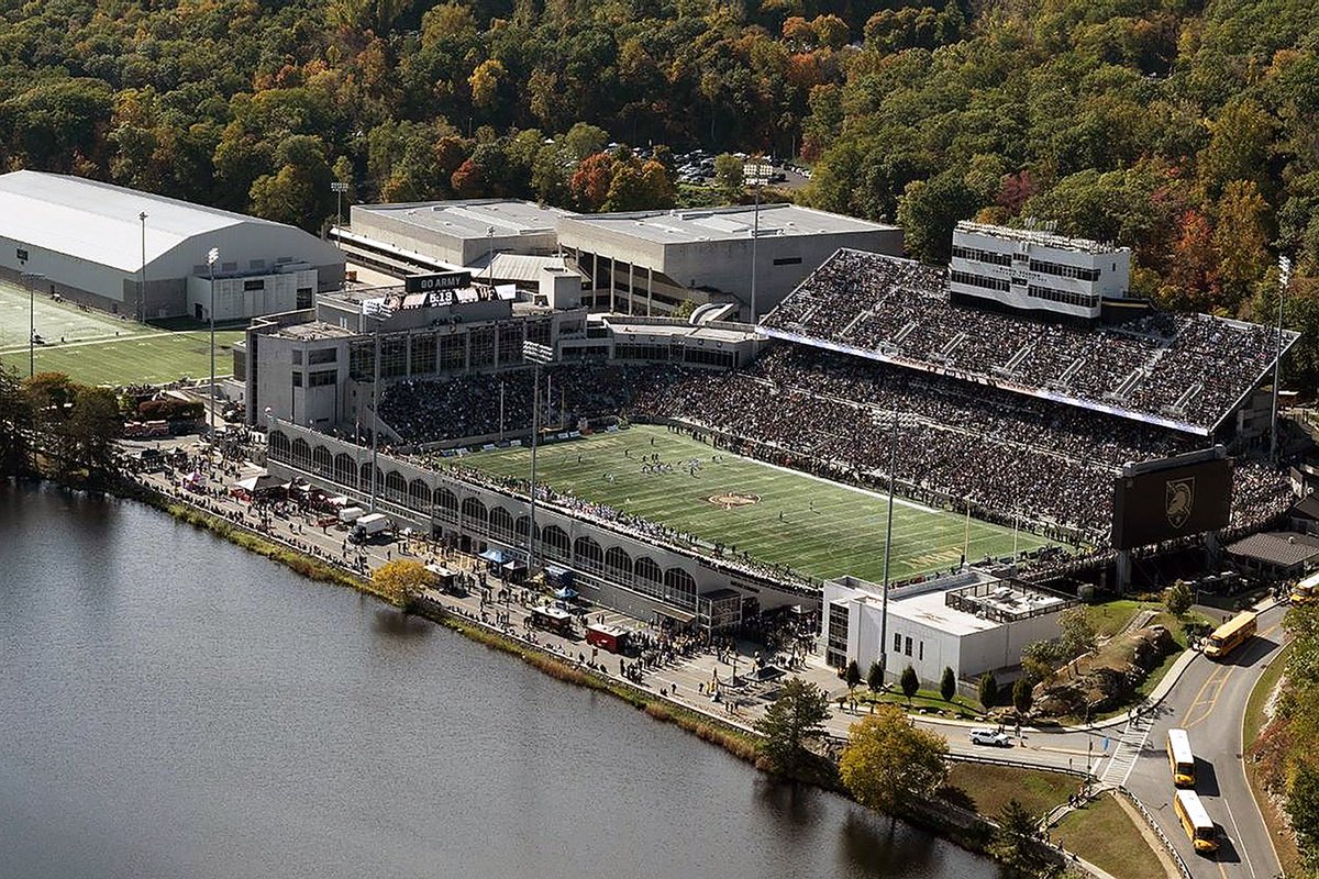 FCRecruits's tweet photo. LETS DISCUSS RECRUITING 

C/o 27, 28, 29 &amp; 30! If You Are Interested In Being Recruited By Army West Point ( @ArmyWP_Football ) COMMENT film, RETWEET &amp; DM us. We Are Sending Over Playmakers For Evaluation.

Coaches &amp; Parents Reach Out!

#TheHomeOfRecruiting🏭 https://t.co/ac5ZNxuZza