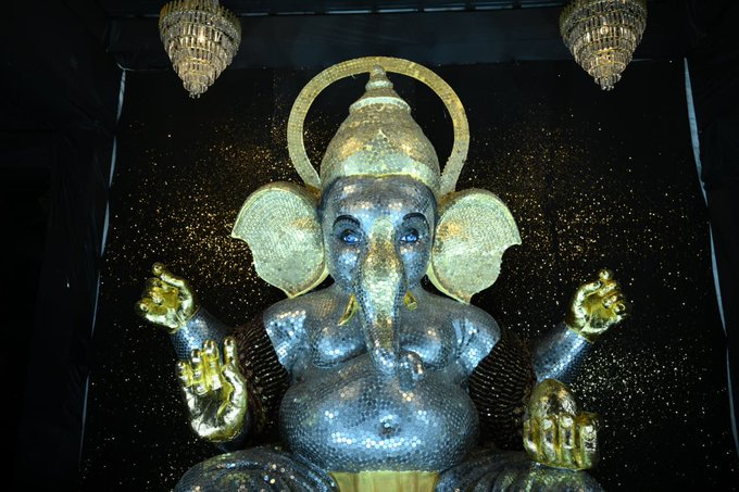 kalingatv's tweet photo. #Breaking: Chhattisgarh | Idol of Lord Ganesha studded with more than 50,000 coins, with face values of Rs 1, Rs 2, Rs 5, Rs 10 and Rs 20, installed at Devpuri in Raipur
#Chhattisgarh
#LordGanesha
#GaneshChaturthi
#Raipur
#Devpuri
#GaneshIdol https://t.co/G40b4UC6yC