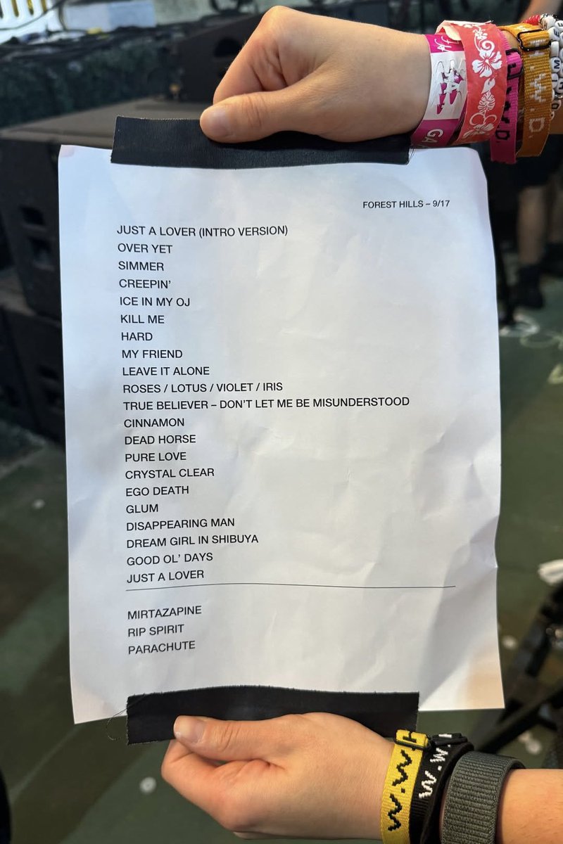 paramorebrasil's tweet photo. Para esconder que tocaria Airplanes na noite de hoje, Hayley adicionou a música à setlist como "RIP SPIRIT" 🗣

RIP SPIRIT é um meme com a companhia aérea Spirit Airlines, que encerrou oficialmente suas operações em maio de 2026. A companhia era conhecida pelos barracos e situações bizarras e caóticas que aconteciam em seus voos.

Por voar com aviões amarelos, a companhia era frequentemente chamada de "o táxi dos céus". 

📷 deadboy28 (Instagram), via @thwsupdates