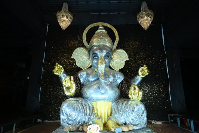 kalingatv's tweet photo. #Breaking: Chhattisgarh | Idol of Lord Ganesha studded with more than 50,000 coins, with face values of Rs 1, Rs 2, Rs 5, Rs 10 and Rs 20, installed at Devpuri in Raipur
#Chhattisgarh
#LordGanesha
#GaneshChaturthi
#Raipur
#Devpuri
#GaneshIdol https://t.co/G40b4UC6yC