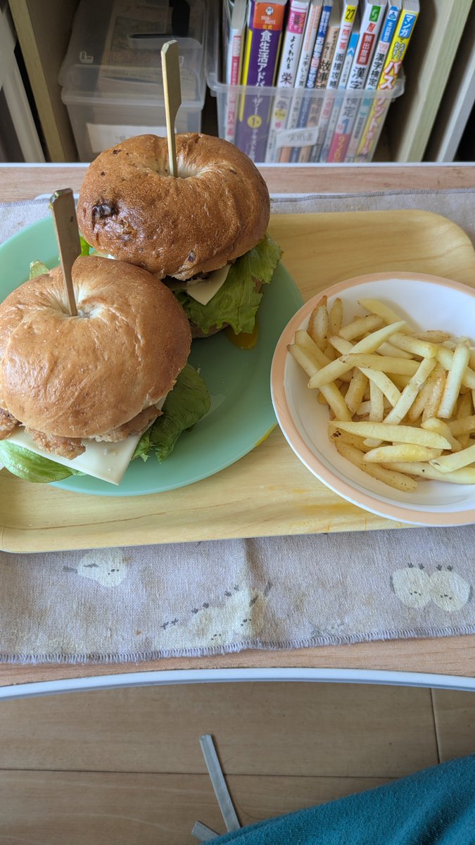 cookinger_0522's tweet photo. お昼
月見チキンベーグル https://t.co/z4kpBJXLkr