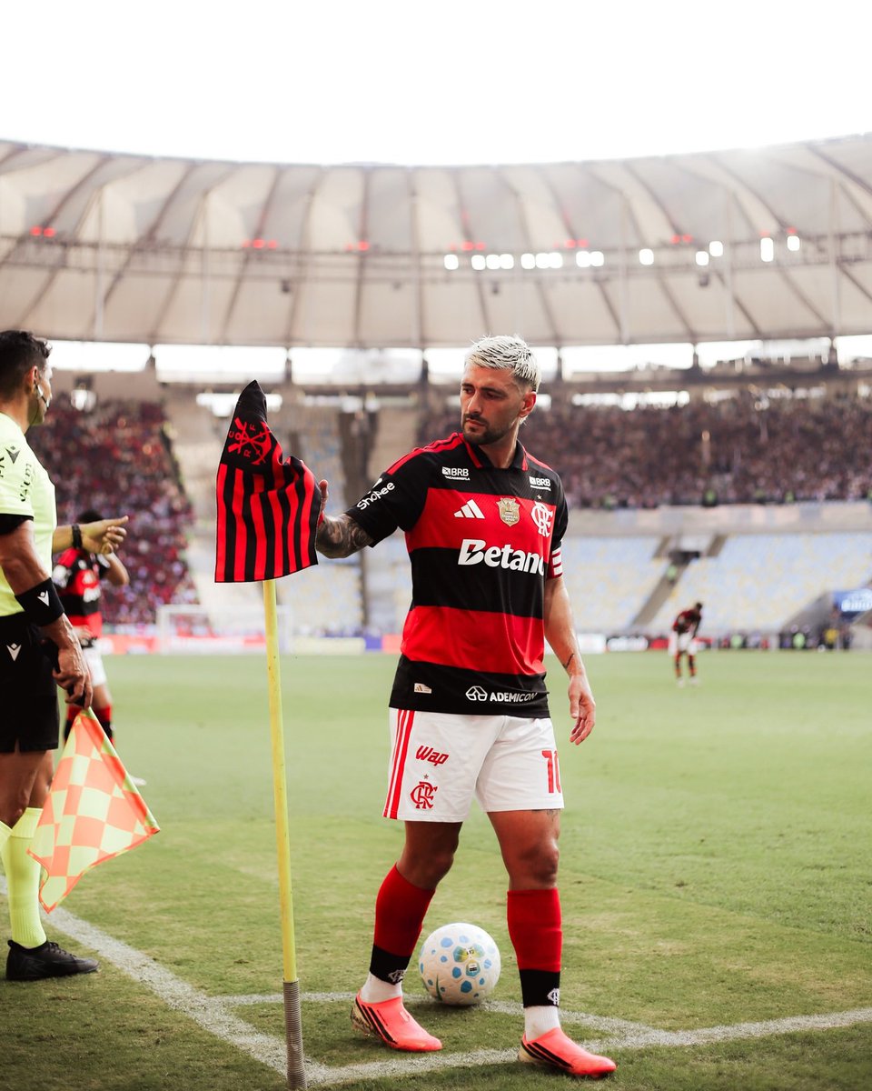 OficialSala12's tweet photo. Tricampeão da Libertadores
Tricampeão brasileiro
Tetra da Copa do Brasil

Recordista de assistências do Brasileirão
A 3 do recorde de assistências da Libertadores

Recordista de títulos pelo Flamengo
Estrangeiro com mais títulos na história do futebol brasileiro

Arrascaeta. https://t.co/h3GIGhlgM4