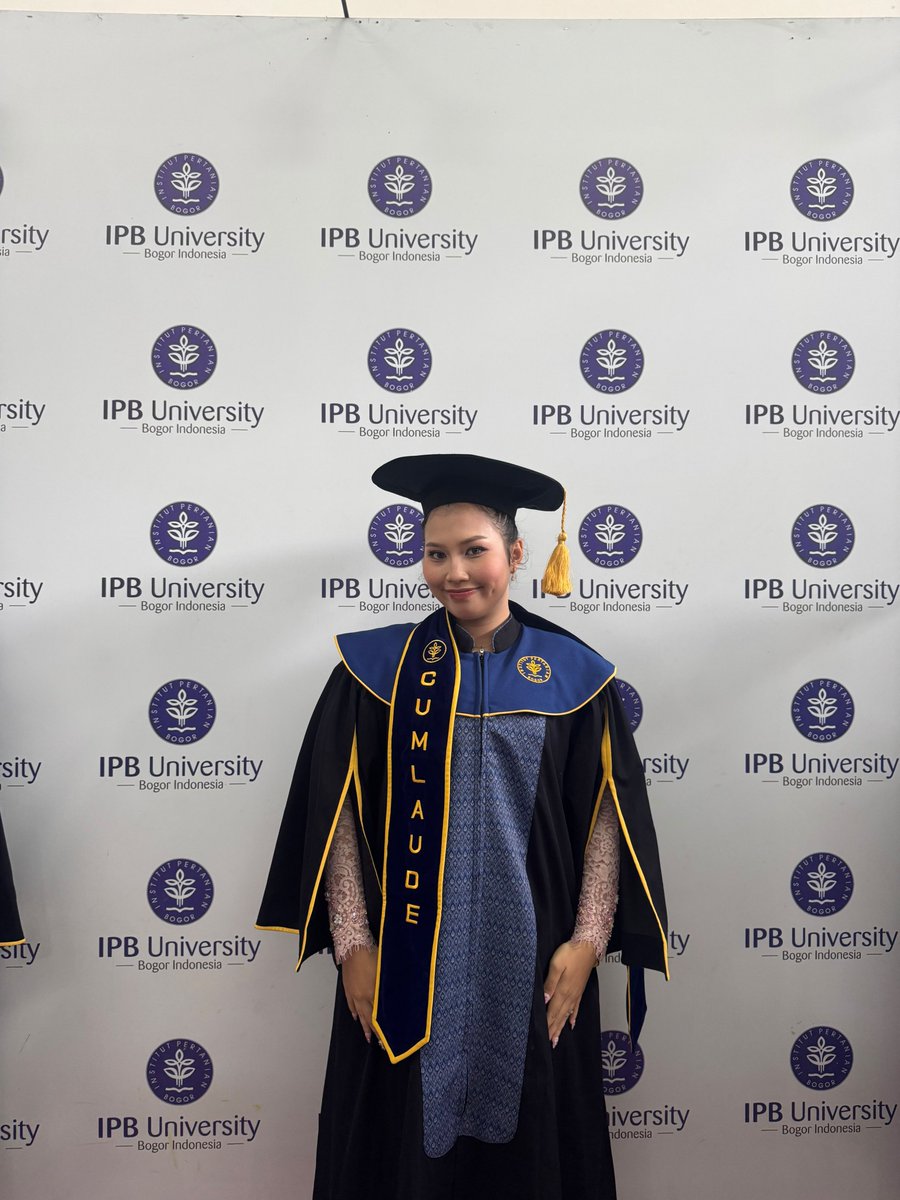 cloverrstarx's tweet photo. cumlaude titipan selempang yg sangat singkat https://t.co/QUlk0jGy57