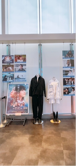 109_osakaEC's tweet photo. ┼─　　　　　　 　　　　　　　　　　　 ─┼

  　  　　　　衣裳展開催のお知らせ .･ﾟ 

┼─ 　　　　　　　　　　　　　　　　　 ─┼

　　　　#映画時給300円の死神 公開記念  

#109シネマズ大阪エキスポシティ ロビーにて 
#西畑大吾 さん演じる佐倉真司と  
#福本莉子 さん演じる花森雪希の衣装展
が本日より開催！  

📮期間：9/18(金)～9/29(火)　  

※観覧にはご予約は不要です。 
※多くのお客様にお楽しみいただくため、観覧時は他のお客様へご配慮くださいますようお願いいたします  

10.2 FRI 公開決定！