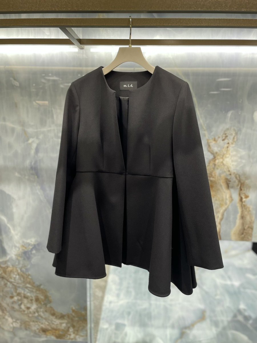M_PREMIER_JP's tweet photo. ▶︎大丸神戸店

上質なダブルクロス素材を使用したノーカラージャケット。
ウエスト切替から裾に向かって美しく広がるフレアシルエットと、腰まわりを自然にカバーする長めの着丈がポイント。

ダブルクロスノーカラーフレアジャケット

¥64,900

https://t.co/B94vTUrAzr

#mpremier #エムプルミエ https://t.co/owQ9I95nux