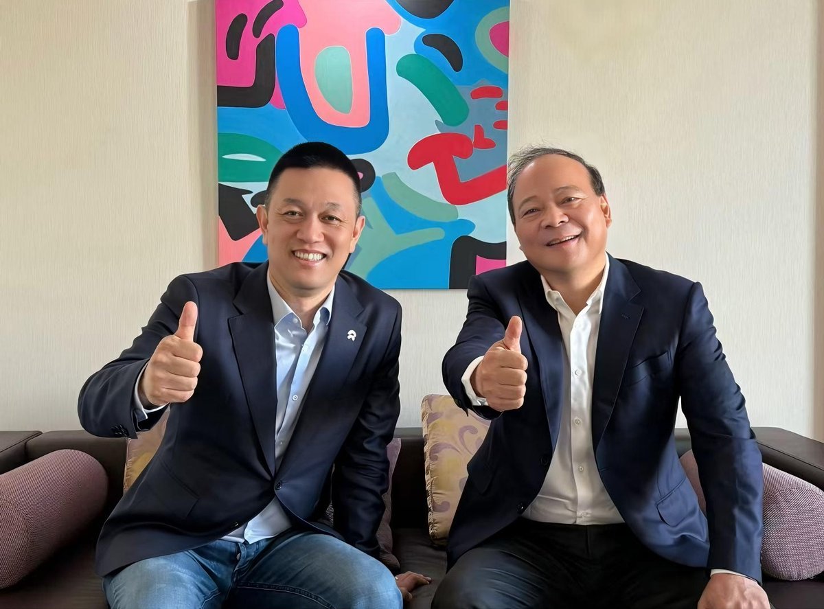 CNEVhome's tweet photo. NIO founder William Li recently met with CATL chairman Robin Zeng to discuss the next stage of their partnership, with both sides planning to expand their cooperation further.

The timing is interesting. “De-CATL” has become a recurring talking point in China’s auto industry, usually referring to automakers developing batteries in-house or bringing in more suppliers to reduce reliance on CATL. NIO, meanwhile, is continuing to deepen its ties with the battery giant. $NIO