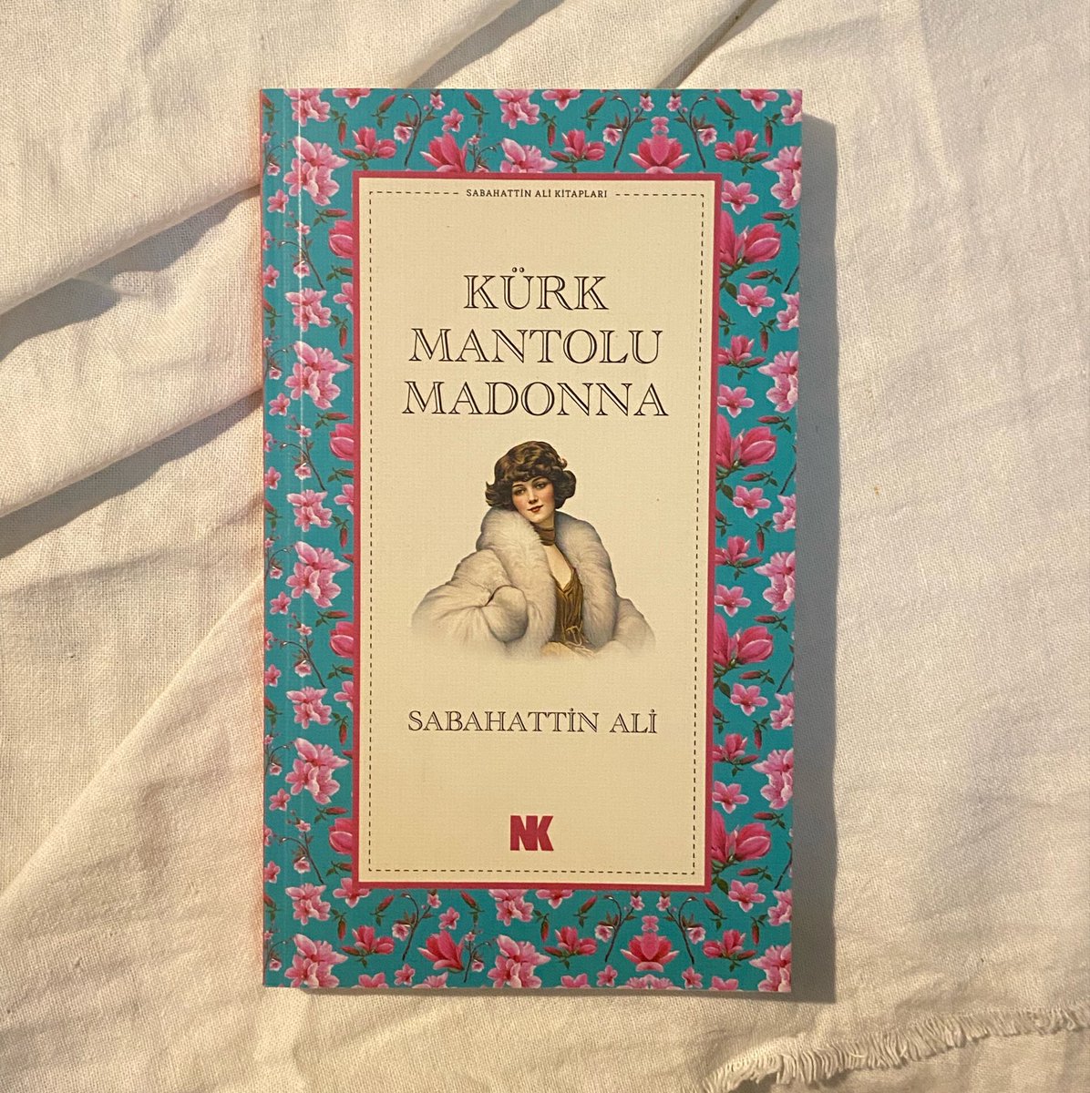 sincerelypoem's tweet photo. GIVEAWAY BUKU ♡

Aku masih ada satu buku Madonna in a Fur Coat versi Turki, jadi aku mau berbagi untuk teman-teman yg mau koleksi bukunya.

Syarat:
RT &amp; Like.
Reply dengan doa-doa yg baik untuk Indonesia ya.

Akan aku tutup di tanggal 21 September jam 18.00 ya, semoga beruntung! https://t.co/4EDvc3nByd