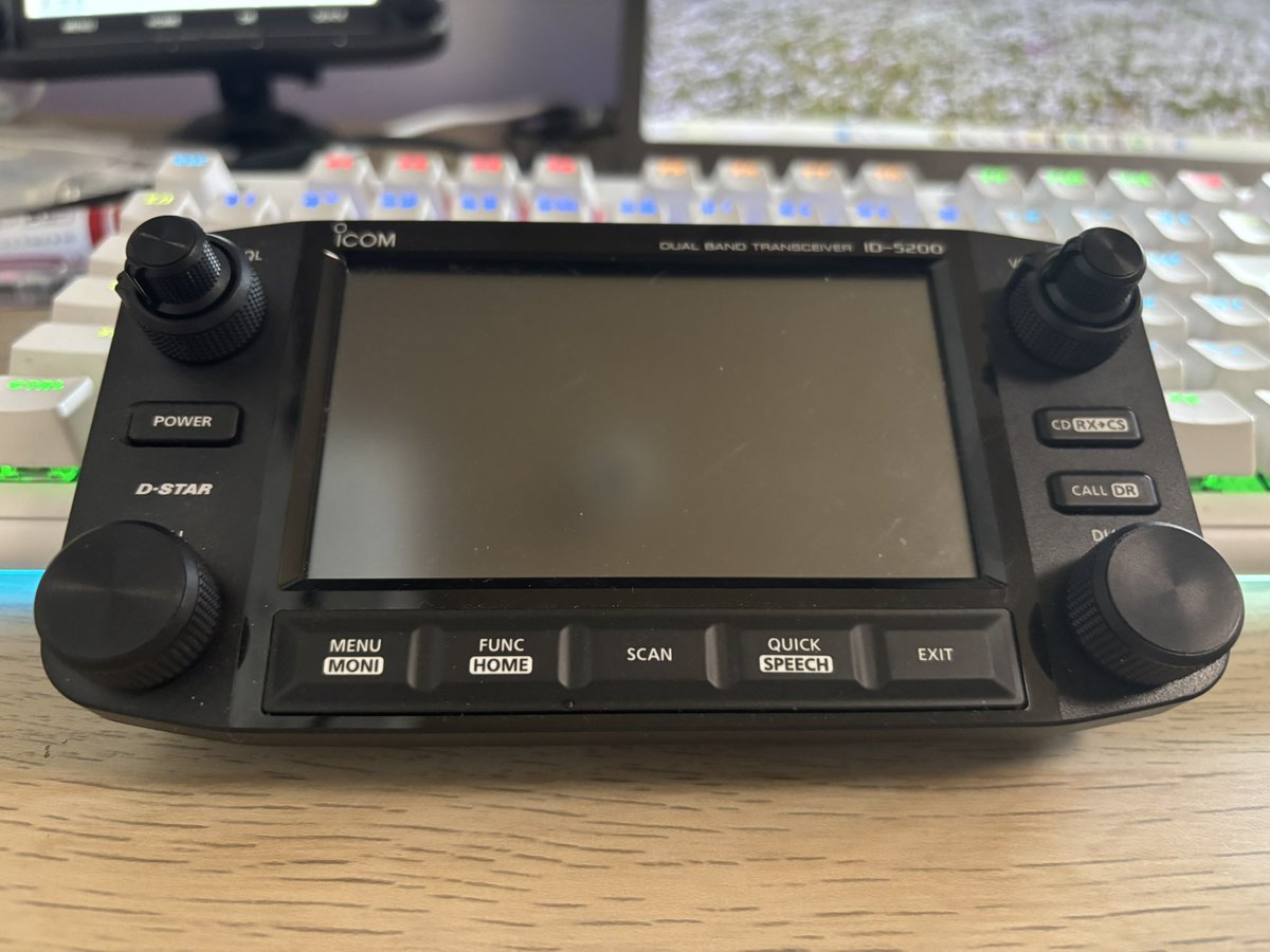 syugita's tweet photo. これアマチュア無線機の操作パネルなんだけど
ぱっと見ゲーム機だよね
#icom #ID5200 https://t.co/s0RBgicW7A