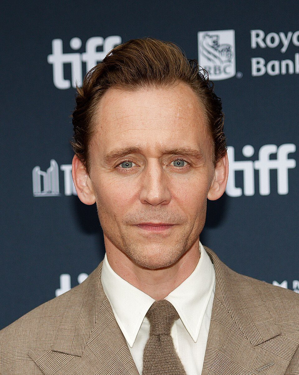 _starwarsnews's tweet photo. Tom Hiddleston who played Loki in Marvel has explained what he has from being a Star Wars fan since he was a kid!

"I love those films....To be honest, it's a very early introduction to moral clarity and the balance of goodness and love in the universe. I guess that's what the Force is all about."

Source: Nick Busters