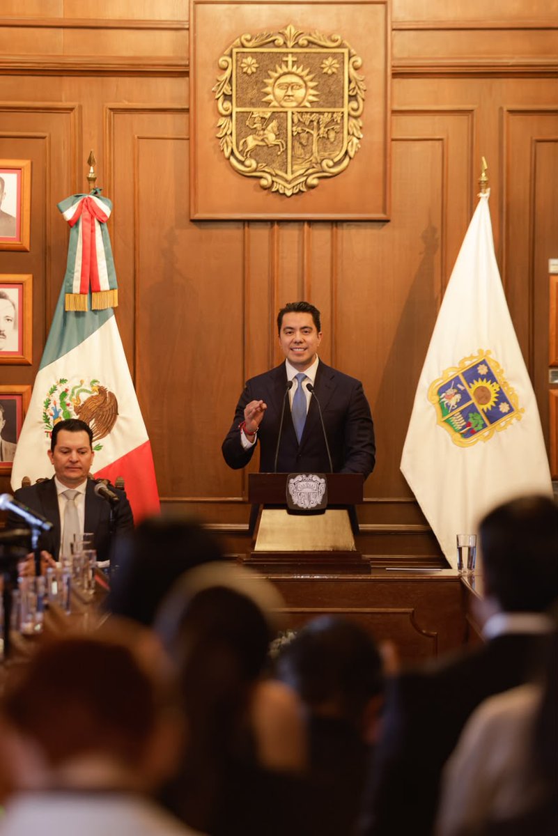 PeriodistaChava's tweet photo. El PAN queretano gana cuando parece corporación
#Opinión #Querétaro #Nava #PAN #Felifer
Luis Nava (@LuisBNava) no descubrió de pronto que Querétaro necesita “una nueva etapa”. Descubrió que el reloj electoral ya no le permite seguir disfrazando la precampaña de política social. Su renuncia a la Secretaría de Desarrollo Social no es un acto de desprendimiento, es el movimiento que faltaba para formalizar lo que el aparato estatal venía ensayando desde hace meses con recorridos, informes itinerantes, programas con marca “Contigo” y un discurso de familias que olía a precampaña.
En septiembre de 2024, al aceptar el cargo, Nava negó que la Sedesoq fuera un trampolín rumbo a 2027. Varios “opinólogos” señalamos que era precisamente eso. Dos años después, con el territorio ya recorrido, el trampolín se presenta como vocación.
Eso no lo vuelve un mal operador. Lo vuelve un político previsible. Y el resto del PAN, de inmediato, se apresuró a decir que el destape no es la coronación.
El dirigente nacional, Jorge Romero, ha insistido en que la definición no será un dedazo de Palacio de Gobierno. El método (encuestas estatales y nacionales, reglamento de selección, tiempos del Comité Ejecutivo) está pensado para que Kuri no aparezca como el que “nombra” al sucesor. El propio gobernador se alineó a esa coreografía; el candidato, dijo, se conocerá cuando lo diga el partido; Romero habló de finales de octubre. En el papel, Kuri no designa. En los hechos, nadie en Querétaro cree que el gobernador vaya a ser un espectador. Un argumento que repite frecuentemente el comunicador Luis Gabriel Osejo (@LuisGOsejo).
Esa ambigüedad le sirve a todos. A Romero, para no cargar con una imposición local. A Kuri, para conservar el músculo sin quemarse. A los aspirantes, para seguir en la carrera sin declarar guerra. El costo es la simulación.
Martín Arango (@MartinArango) hizo ayer el trabajo sucio institucional. Tras la salida de Nava, el dirigente estatal negó definiciones, dijo que la renuncia es “una decisión personal” y aseguró que no altera calendarios ni acuerdos para elegir al coordinador de Cuidar Querétaro. Traducción: Nava se bajó del gabinete, no se subió todavía a la candidatura. El partido no puede permitirse que un video de tres minutos se lea como acta de sucesión. Si Arango acepta esa lectura, ‘Felifer’, Dorantes y el resto quedan formalmente humillados. Si la rechaza, compra tiempo. Tiempo, no neutralidad.
La frase de Arango es correcta en lo estatutario y cínica en lo político. Claro que Nava no es aún el candidato. También es cierto que nadie deja Sedesoq a 263 días de la elección, con marca territorial ya construida, para irse a casa a leer. El destape no implica la candidatura. Implica que Nava decidió dejar de fingir que no la busca.
Y por cierto, ¿dónde quedan los perfiles femeninos?
‘FELIFER’ RINDIÓ CUENTAS; NAVA SE QUEDÓ CON LA PORTADA
El contraste de esta semana es el dato más elocuente. Felipe Fernando ‘Felifer’ Macías entregó su segundo informe de gobierno: seguridad, movilidad, obra pública, “cercanía” como bandera. En cualquier otro septiembre, ese ejercicio habría ocupado la conversación municipal. Esta vez quedó en segundo plano. El morbo político se lo comió el video de Nava. El alcalde de la capital (el municipio que concentra votos, padrón y maquinaria) tuvo que rendir su informe bajo la sombra de un aspirante que ya no está en el gabinete y que, sin embargo, dictó la agenda.
‘Felifer’ respondió como responde desde hace un año, no pide licencia, no se concentra en encuestas, se “desmarca por ahora” de 2027 y sostiene que gobernar es su carta de presentación. Es la postura prudente. También es la de quien sabe que salir ahora a pelear el destape lo convierte en el ofendido de la película. Mientras Nava habla de “reto mayor”, el alcalde se queda en Centro Cívico. Puede ser disciplina. Puede ser cálculo. Lo que no es, es indiferencia, si el informe de la capital quedó sepultado por un spot de sucesión, el mensaje interno ya está dado. Quien marca el ritmo no es quien gobierna la ciudad; es quien se adelantó a abandonar el escritorio.
Ahí está la grieta real del PAN queretano. No es un cisma declarado. Es una asimetría de ‘timing’. Nava corrió primero. “Se les adelantó por la derecha” como dijeron los titulares del noticiero universitario la mañana de este jueves mientras ‘Felifer’ entregaba su segundo informe.
‘Felifer’ se quedó a administrar. Arango pide que nadie lea eso como definición. Romero pide que Kuri no aparezca como el que decide. Y Kuri, mientras tanto, habla de “aterrizaje suave” y de unidad. La unidad, en este partido, consiste en pedir silencio a quienes todavía no se han bajado del cargo.
El partido midió, aplazó y volvió a medir. Nava se destapa ahora porque Morena ya tiene coordinador (Santiago Nieto) y porque septiembre-octubre es la ventana en la que el PAN quería mostrar “datos”. No es mística. Es calendario.
De encuestas no hablaré, esas cuentas nunca son confiables.
Nava puede ser el candidato, un candidato muy cómodo para Morena y Santiago Nieto. Nava tiene trayectoria, reconocimiento y la bendición implícita de haber ocupado la secretaría que Kuri usó para salir a la calle. Pero no es inevitable, y no hay nada definido. Si el partido lo impone contra la maquinaria de la capital, la “unidad” se volverá un comunicado. Si ‘Felifer’ resiste, el costo será desgaste. El PAN queretano gana cuando parece corporación; pierde cuando parece familia peleando la herencia.