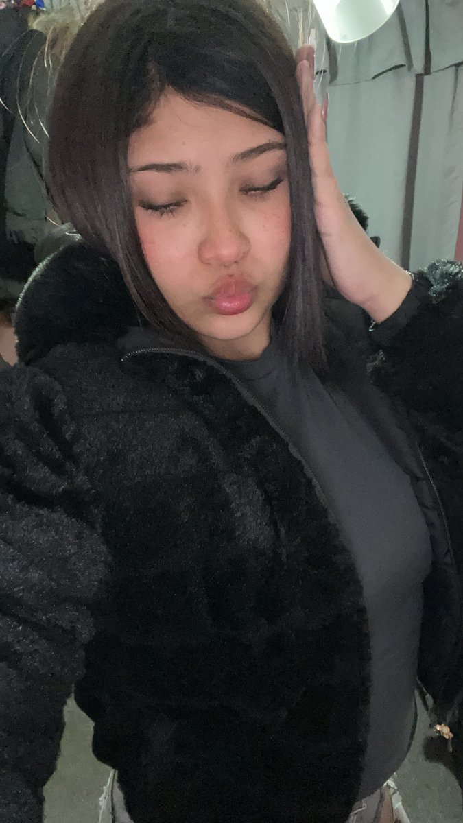 anttittoooooo's tweet photo. yendo a un pari a besarme a una yoongi biased 🥺 https://t.co/h2uAjJzAPf