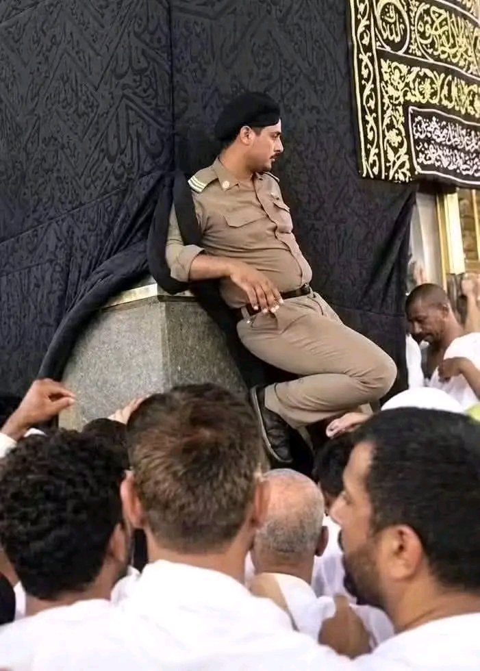 AhrarArabia's tweet photo. ابتعد يا هذا… أنت تدنّس كسوة الكعبة!
لكن ماذا نتوقع من احتلال يحكم بلاد الحرمين؟
#مكة_المكرمة #اليمن #المقاومة https://t.co/SBDcvAA2a0