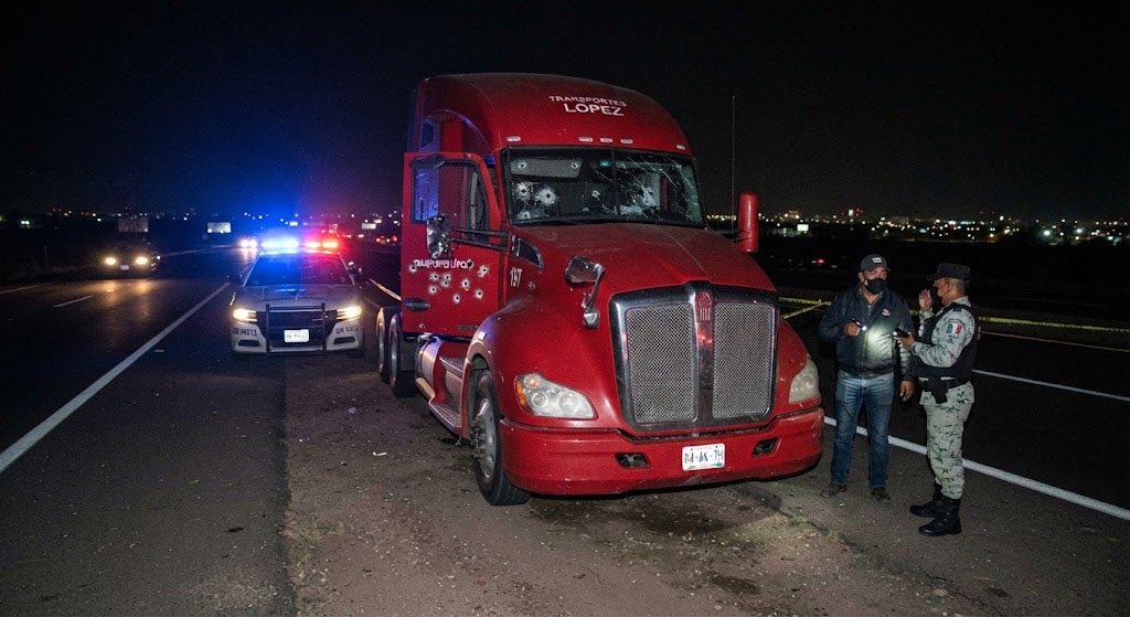 Monitorcarrete1's tweet photo. 🔴 Madrugada tensa en el libramiento sur de Irapuato: atacaron a balazos a un compañero transportista. Salió ileso.

Ese tramo no es “un susto”: ya es zona repetida de asaltos a carga.
¿Hasta cuándo? 🚨🚛 #
#RobodeCarga
#Mexico https://t.co/AihRvPmksm