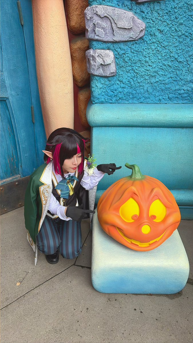 yuzuriha_0320's tweet photo. 17🏰いました〜✨️お写真たくさん撮れてスマホも心も幸せでぇす♡
 #Dハロ仮装2026
 #Dハロツイステ https://t.co/obAYhCOduN