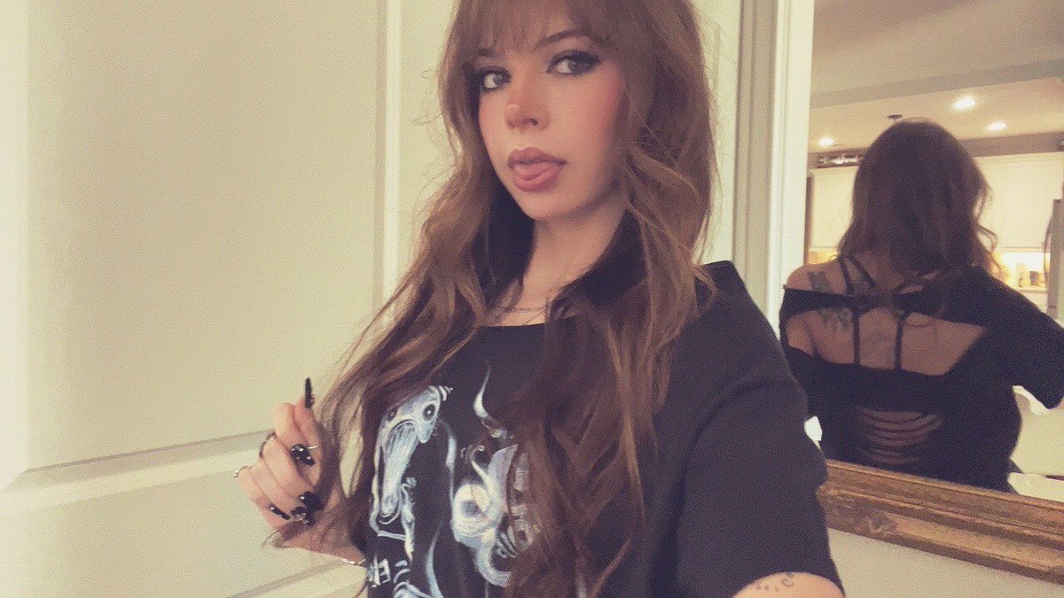 willowcloudynov's tweet photo. the shirt carried the fit ngl https://t.co/N86aXyEaDz
