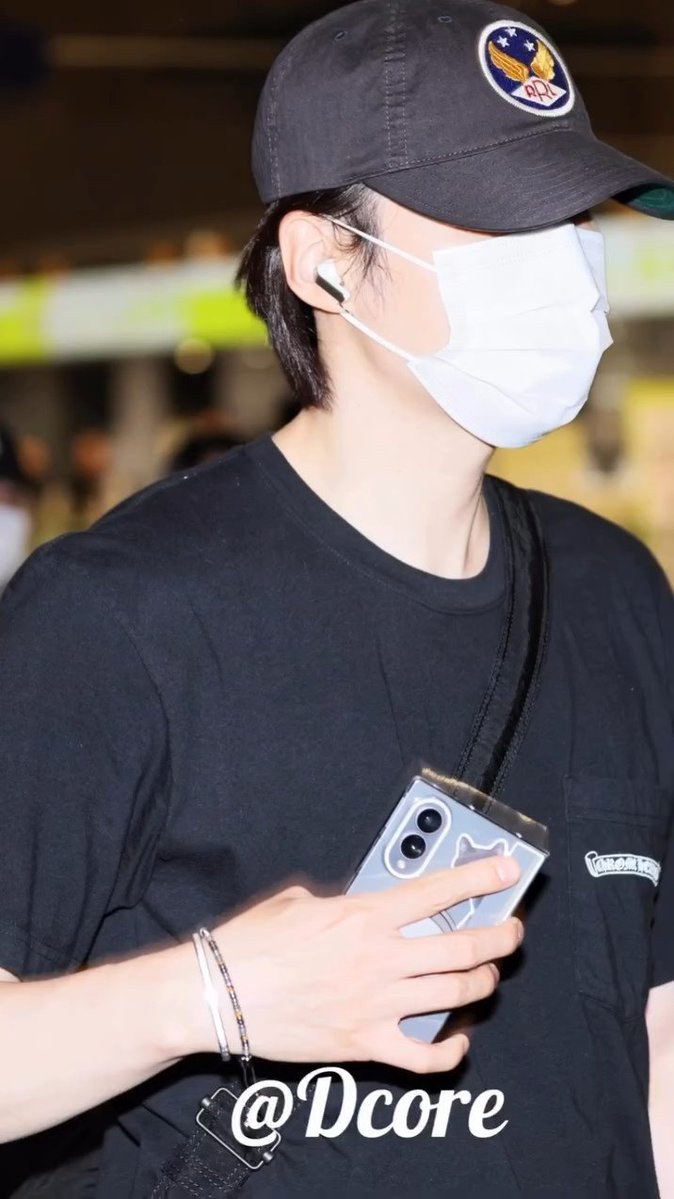 nm9711's tweet photo. Yoongi tiene un Sticker de un gato (puede ser Tangie) en su teléfono 🤭 https://t.co/DiBcB99Nzp