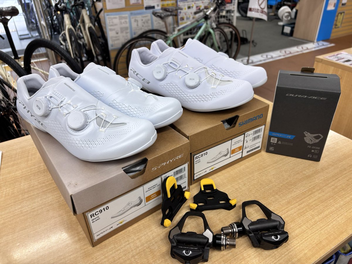 WORLDCYCLE_BLOG's tweet photo. 🚨速報🚨  🆕
#SHIMANO RC910 &amp; RC810 &amp; PD-R9300 
がベ��クオンにやってきた‼️
クリートは薄くてペダルも軽い
シューズのつま先が広くて多くの日本人にフィットしやすくなった
今までのシマノシューズとはサイズ感が異なる可能性大😣
試着してご購入をお勧めします
#DURAACE #SPHYRE #デュラペダル https://t.co/lbYYpbi709