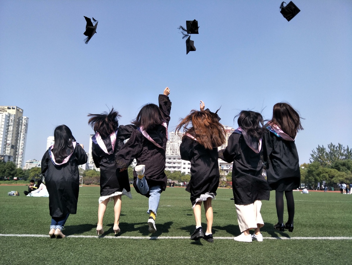 laurake4nn9eth's tweet photo. Grad cap + favorite study buddy = perfect end to this wild college chapter  Off to new adventures soon!， https://t.co/Y0GesVrxfo