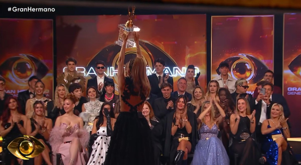 scorpioswift's tweet photo. Con toda una casa en contra, cuarenta personas tratando de bajarla. Finalmente Sol levanta el trofeo frente a todos los solsesionados 🏆

NO PUDRIERON CON SOLANGE ABRAHAM
#GranHermano https://t.co/wjNIBhdL4z