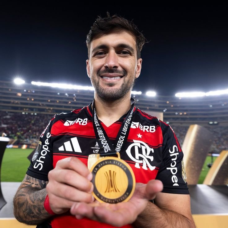 OficialSala12's tweet photo. Apenas dois jogadores na história têm pelo menos 20 gols e 20 assistências na Libertadores:

🇺🇾 Arrascaeta:
- 20 gols e 23 assistências
- 3 títulos

🇦🇷 Riquelme:
- 25 gols e 26 assistências
- 3 títulos https://t.co/LBaiqHaia0