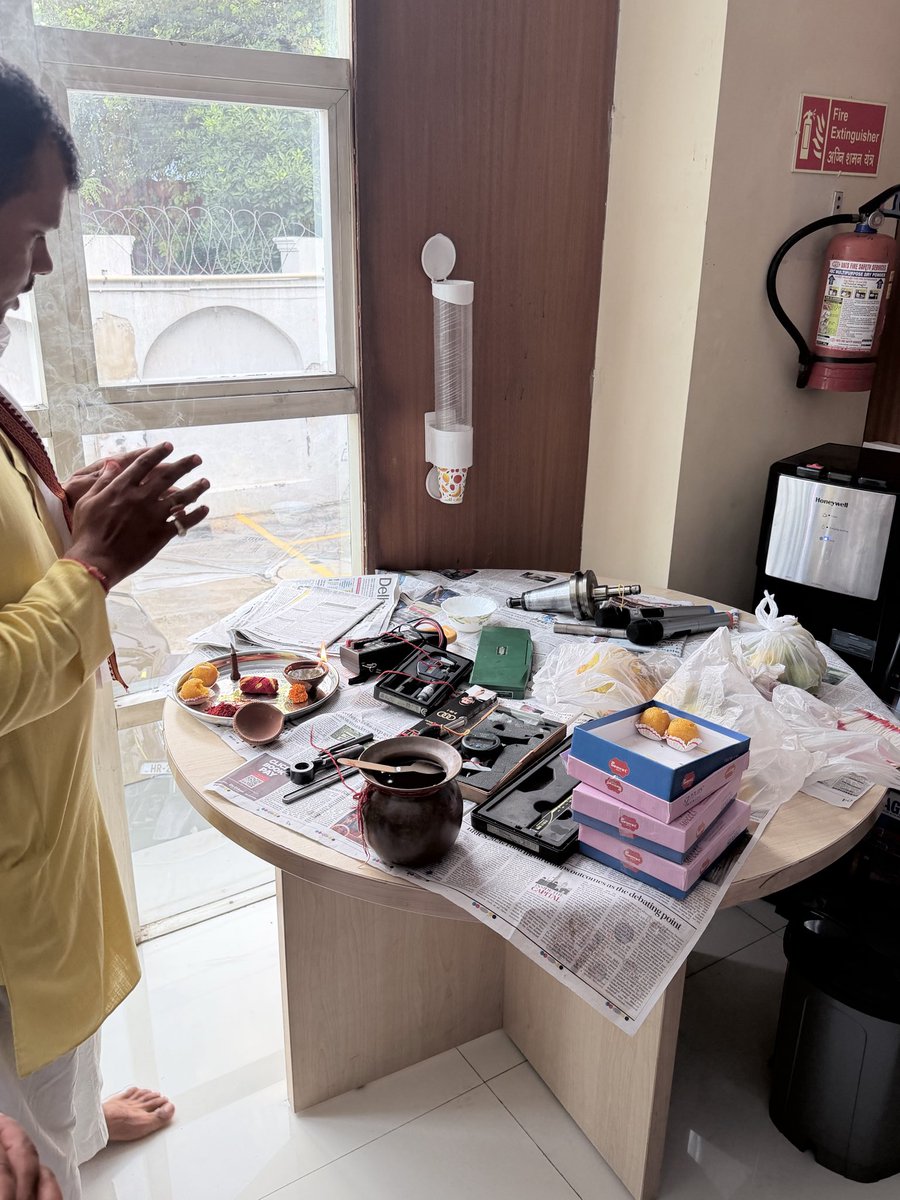 MakeStart2026's tweet photo. 「道具に神は宿る。」
弊社インド工場に来ています🇮🇳
昨日は「ヴィシュワカルマ・プージャ」。
ものづくりの神様に祈り、日々使う工具や機械に感謝を捧げる大切な日です。

日本にも道具を敬い、大切にする文化があります。国や文化は違っても、ものづくりに向き合う心には通じるものを感じます。

#MakeStart #インド #ものづくり