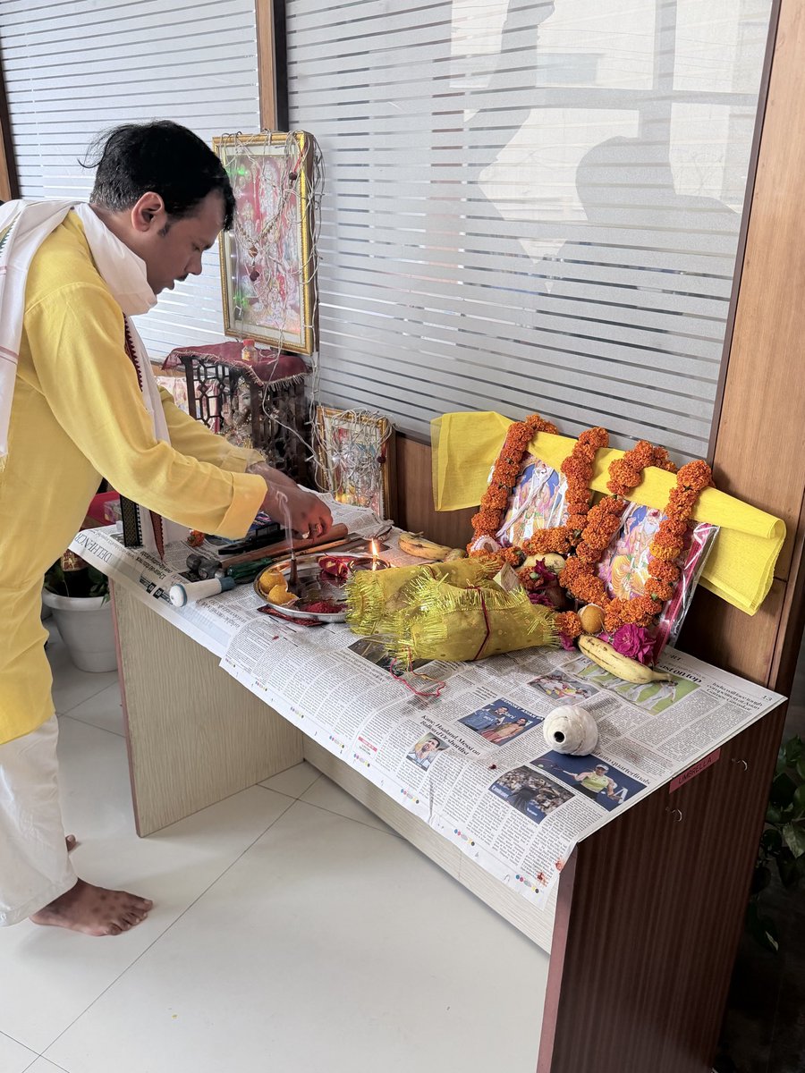MakeStart2026's tweet photo. 「道具に神は宿る。」
弊社インド工場に来ています🇮🇳
昨日は「ヴィシュワカルマ・プージャ」。
ものづくりの神様に祈り、日々使う工具や機械に感謝を捧げる大切な日です。

日本にも道具を敬い、大切にする文化があります。国や文化は違っても、ものづくりに向き合う心には通じるものを感じます。

#MakeStart #インド #ものづくり
