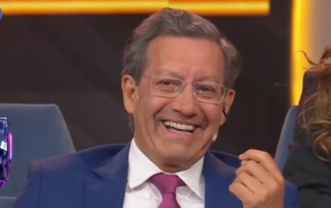Clari_aita's tweet photo. Denle la copa a él 😂😂😂😂 @ceferinoreato @SANTIAGODELMORO #GranHermanoGeneraciónDorada #GranHermano 🙂‍↕️ https://t.co/DvnCigSqwI