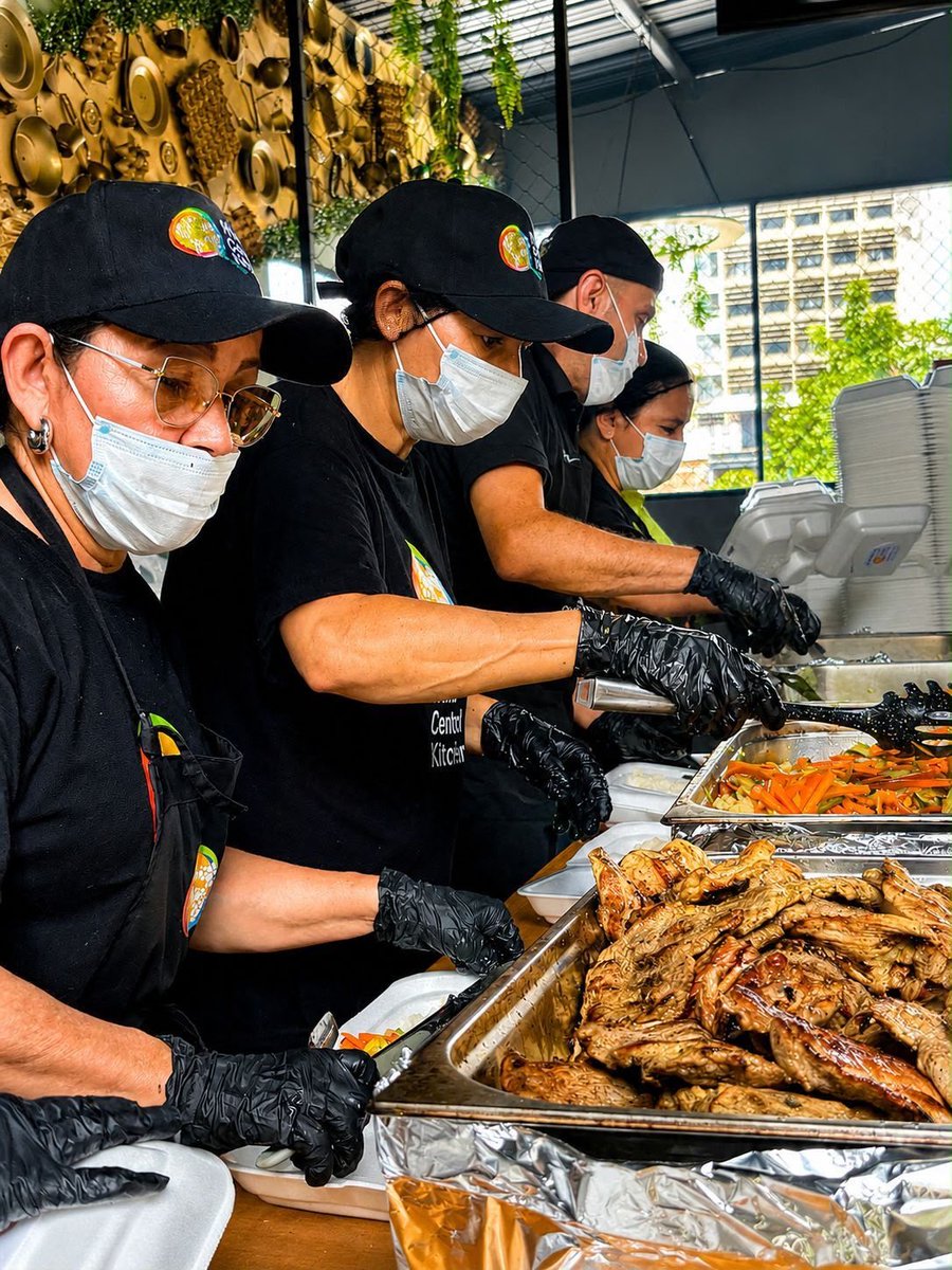 WCKitchen's tweet photo. Serving more than 1 million meals in Colombia after the earthquake wouldn’t have been possible without the hard work of WCK’s local restaurant partners. Chefs at dozens of restaurants across impacted regions showed up every day to cook for their communities, bringing a special kind of comfort that only familiar meals can provide. That’s the heart of the WCK model: local cuisine, prepared with locally sourced ingredients by chefs who know their communities best. #ChefsForColombia

Servir más de 1 millón de comidas en Colombia tras el terremoto no habría sido posible sin el arduo trabajo de los socios restauranteros locales de WCK. Chefs de docenas de restaurantes en las regiones afectadas se presentaron cada día para cocinar para sus comunidades, brindando consuelo que solo las comidas familiares pueden ofrecer. Ese es el corazón del modelo de WCK: cocina local, preparada con ingredientes locales por chefs que conocen a sus comunidades. #ChefsForColombia