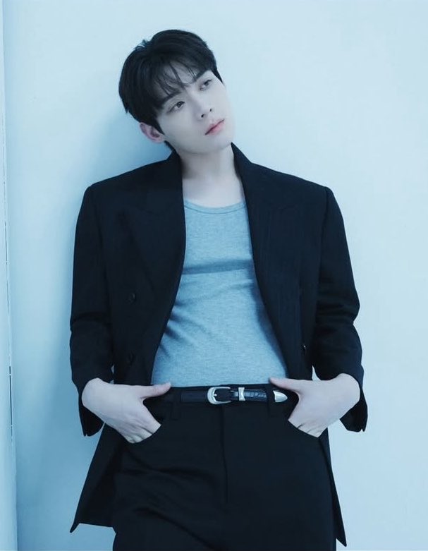 syuutiipie's tweet photo. oak top casting requirements list
- tall af, at least over 180+ cm so we can enjoy the height difference 
- insane face card 
- good at sucking someone’s else soul out and make their co-star talk about that

the next actor for wintertime top need to outdo these two 🙂‍↔️ https://t.co/0U3H050KmA