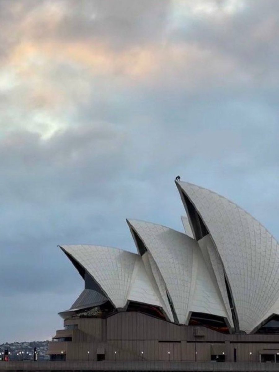 Azteca's tweet photo. BATMAN SE APARECIÓ EN LA ÓPERA DE SÍDNEY Y NADIE SABÍA QUÉ ESTABA PASANDO. 🦇😂 
.
Para conmemorar el Día de Batman, este misterioso justiciero decidió cambiar Ciudad Gótica por Australia y darnos una aparición tan inesperada como icónica. Gotham podrá estar lejísimos, pero el murciélago claramente trae agenda internacional. 🇦🇺🖤
