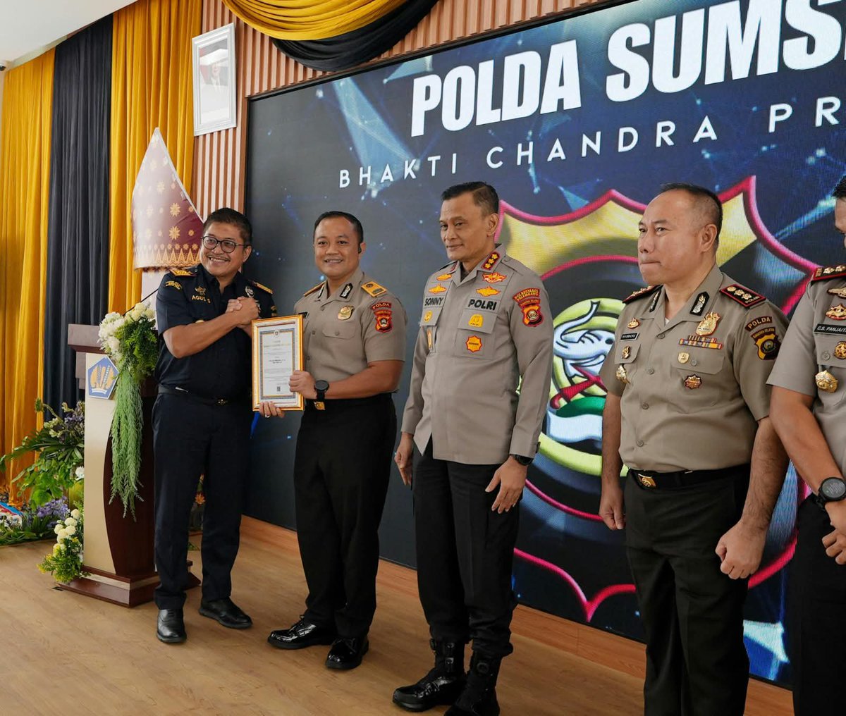 dollkonah's tweet photo. Polda Sumatera Selatan menerima Penghargaan Bhakti Chandra Pratama dari Direktorat Jenderal Bea dan Cukai Kementerian Keuangan RI atas kontribusi personelnya dalam mengungkap jaringan narkotika.

Mewakili Kapolda Sumsel, Dirresnarkoba Polda Sumsel Kombes Pol. Yulian Perdana https://t.co/Cn1xVRn2q1