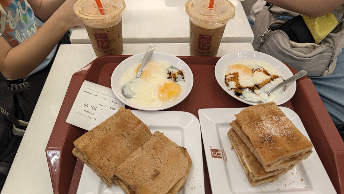 saisai1412C's tweet photo. 初シンガポール旅行！
念願のカヤトースト、甘じょっぱくて美味しい！
チャンギ空港めちゃ広くてビビる。荷物をホテルへ送ってもらう手配したので、観光するぞー！ https://t.co/7xoRkhVy5F