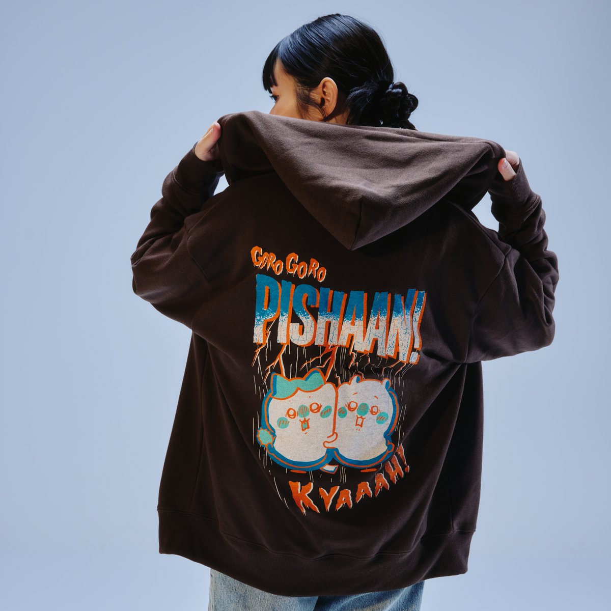talkingheads_0's tweet photo. 「ちいかわ × ホラーTシャツ・パーカー」
B級ホラー映画を思わせるダークでコミカルな世界観を表した、ちいかわホラーシリーズ。
先行販売では取り扱いがなかった
・スウェットシャツ
・ジップパーカー
���ラインアップに追加！