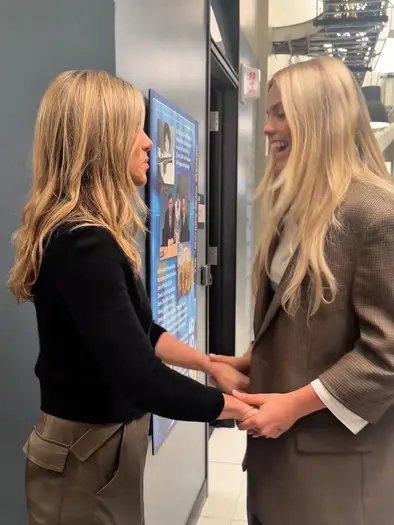 jeniferanislon's tweet photo. That might be a wrap but it’s never goodbye ❤️😘🎬🌅🎥 The Morning Show Apple TV #jenniferaniston #American https://t.co/ulJ2O23jY2