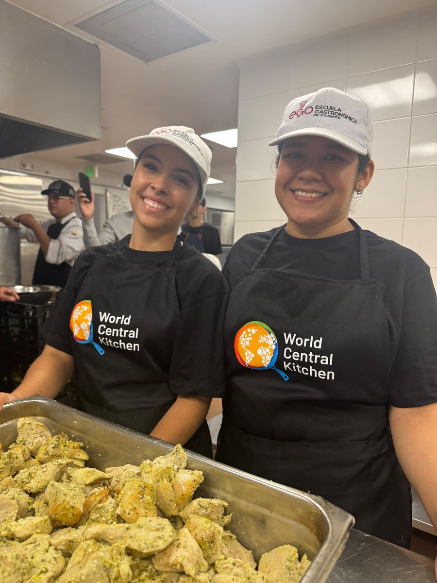 WCKitchen's tweet photo. Serving more than 1 million meals in Colombia after the earthquake wouldn’t have been possible without the hard work of WCK’s local restaurant partners. Chefs at dozens of restaurants across impacted regions showed up every day to cook for their communities, bringing a special kind of comfort that only familiar meals can provide. That’s the heart of the WCK model: local cuisine, prepared with locally sourced ingredients by chefs who know their communities best. #ChefsForColombia

Servir más de 1 millón de comidas en Colombia tras el terremoto no habría sido posible sin el arduo trabajo de los socios restauranteros locales de WCK. Chefs de docenas de restaurantes en las regiones afectadas se presentaron cada día para cocinar para sus comunidades, brindando consuelo que solo las comidas familiares pueden ofrecer. Ese es el corazón del modelo de WCK: cocina local, preparada con ingredientes locales por chefs que conocen a sus comunidades. #ChefsForColombia