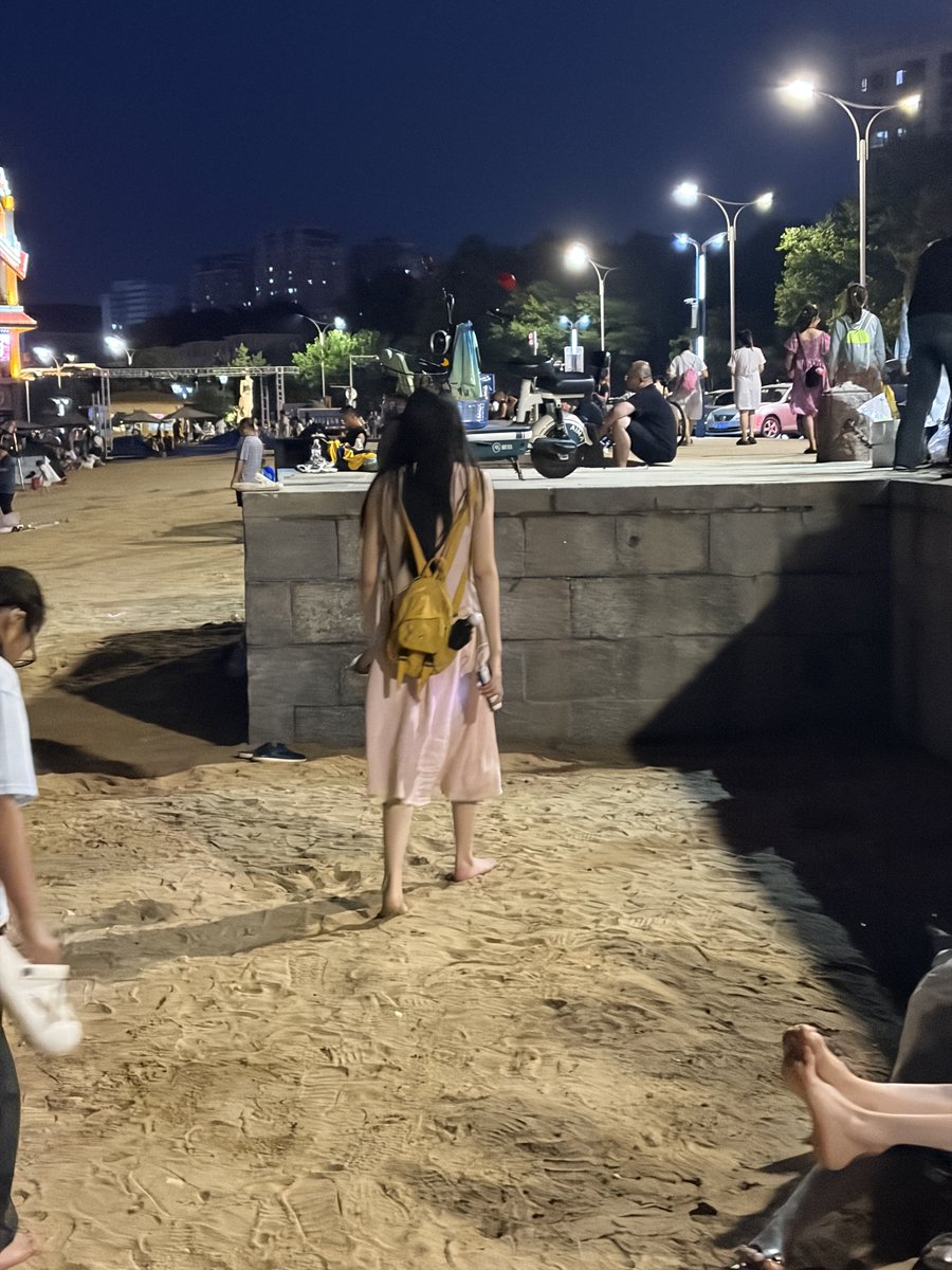 bugenjipinwan's tweet photo. #海边 #顺袜 #原味 #扫楼 #恋足 
【海边原创】本来天黑都打算收工了，姐姐你���道光出现在我的世界里。临走前还非送我一份洞洞鞋里穿了一天酸臭的冰冰袜，那我就勉为其难收下了，但是无奈我只有一次性袜子给你，委屈一下吧
海边顺袜part 4 https://t.co/sHPKJ4iM1C