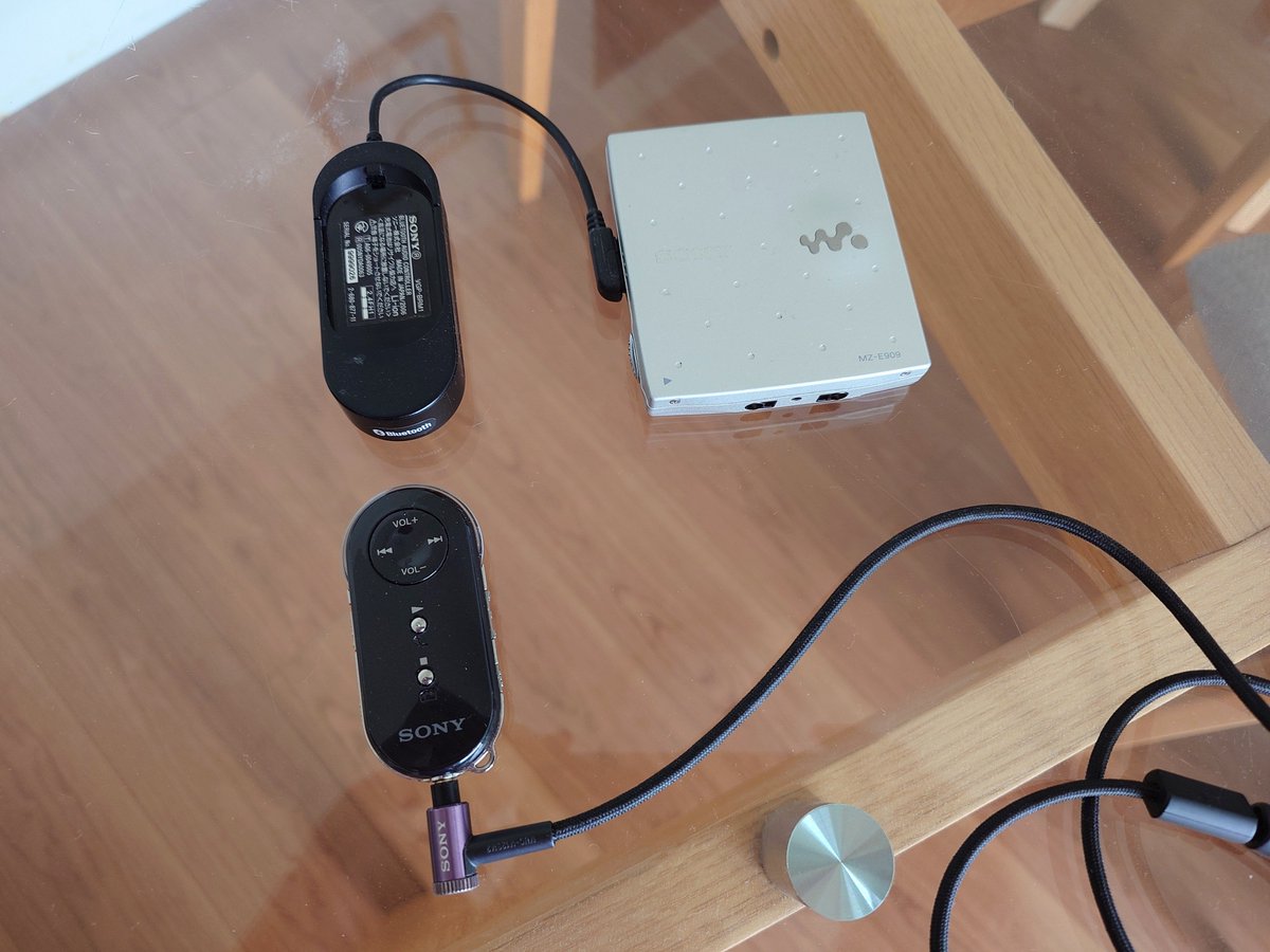akiraa_tanaka's tweet photo. 2006年に私がソニーで初めて作ったBluetoothオーディオコントローラーVGP-BRM1Dは、ウォークマンをワイヤレス化することができるモデルでした。コーデックはSBCしかなく、正直音はあまり良くなかったですが、ウォークマンをデジタルでワイヤレス化できたことに、時代の最先端を感じていました。

あれから20年、スマホやウォークマンのBluetooth搭載はいま���当たり前となり、イヤホンはTWSとなり、LDACやaptX losslessといった高音質コーデックが開発され、Bluetoothはなくてはならない機能になりました。感慨深いです。
#ウォークマン #walkman