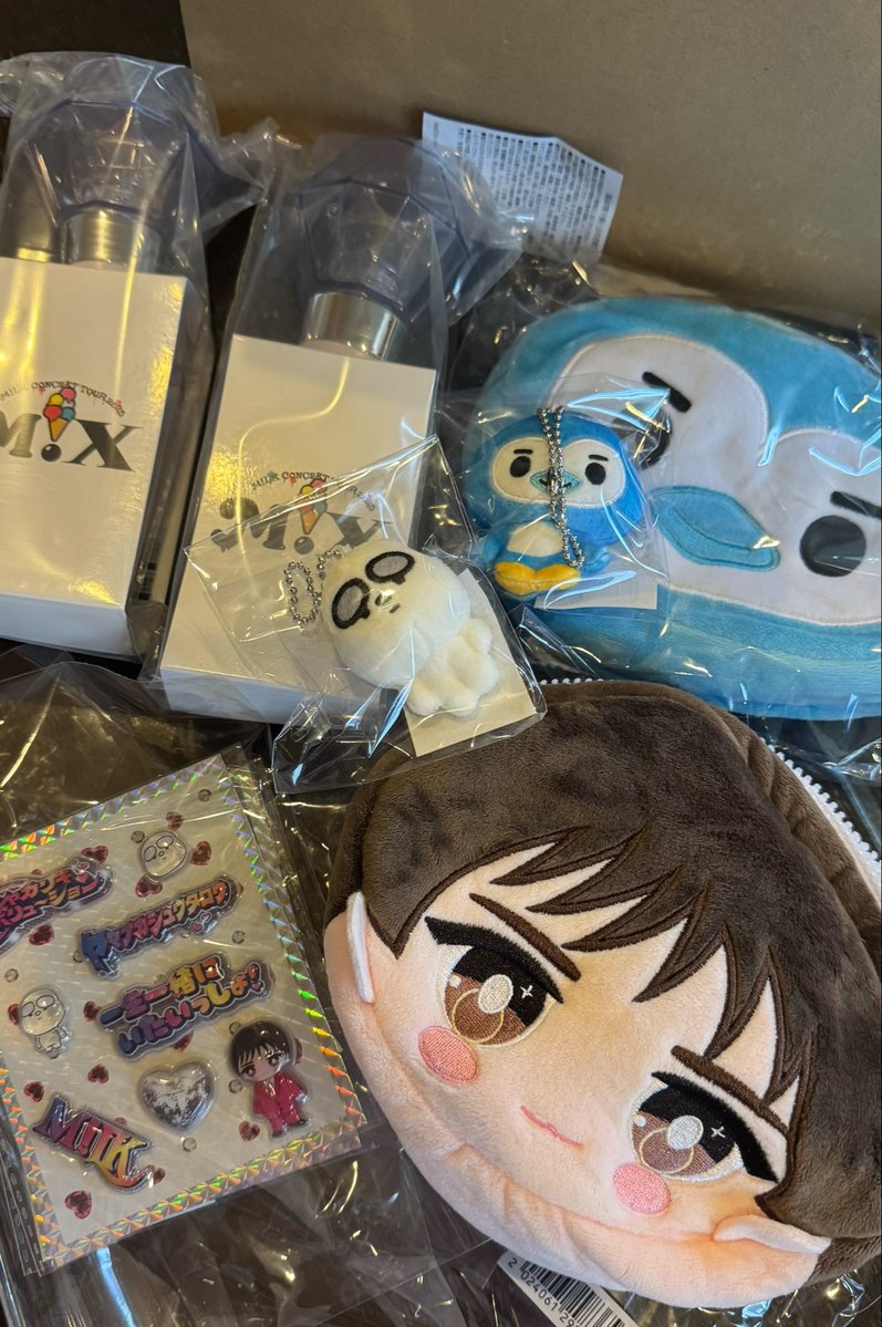 Mayco32co's tweet photo. 届いた- ̗̀📦 ̖́-もっと買いたかったけど 買えただけありがたい🙏さっそくCDやアクスタと一緒に孫に送ろう🚚喜ぶかなー💙 https://t.co/9kVG3EKvz6